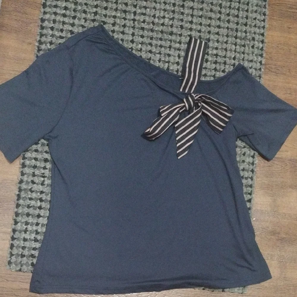 SHEIN Navy Top with Striped Bow Accent - Picture 1 of 8